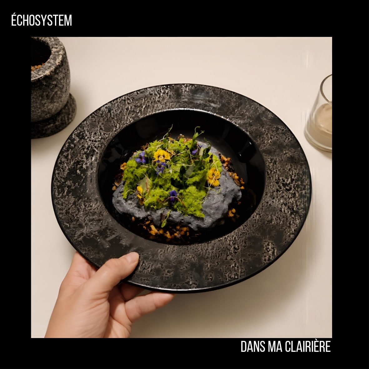 Œuf marbré turquoise sur galette de riz, fleur de pensée et pousses